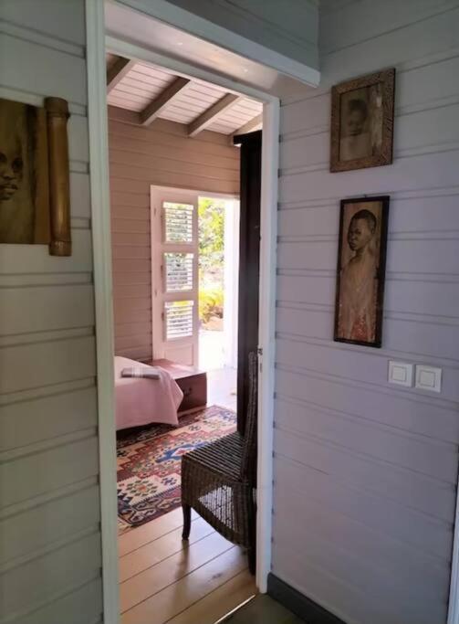 La Maison Bleue - Les Hauts De La Baie Terre-de-Bas Esterno foto